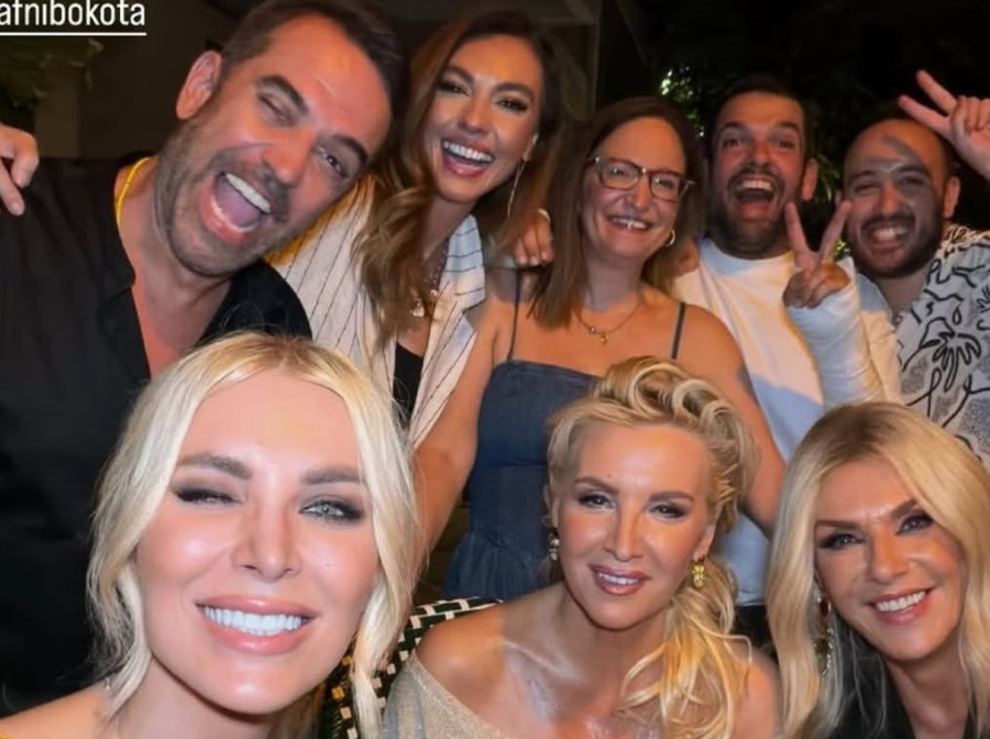 Κατερίνα Καινούργιου: Κέρασε μπέργκερ τους συνεργάτες της για το τέλος της σεζόν - Το πάρτι στο μαγαζί του Παναγιώτη Κουτσουμπή