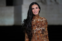 Η Demi Moore μόλις λάνσαρε το πιο hot κούρεμα της σεζόν