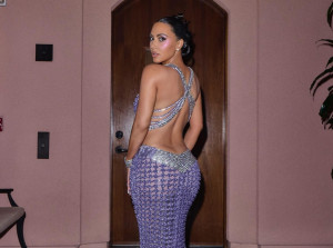 Στη Βραζιλία, η Kim Kardashian υιοθετεί αυτό το αξεσουάρ μαλλιών που προκάλεσε αίσθηση στην Εβδομάδα Μόδας του Παρισιού