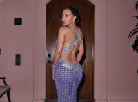 Στη Βραζιλία, η Kim Kardashian υιοθετεί αυτό το αξεσουάρ μαλλιών που προκάλεσε αίσθηση στην Εβδομάδα Μόδας του Παρισιού