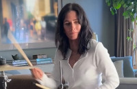 Η Courteney Cox ροκάρει -και γουστάρει- παίζοντας στα ντραμς Nirvana!