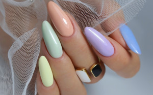 Pastel nails: Οι αποχρώσεις στα νύχια που θα βλέπεις παντού φέτος