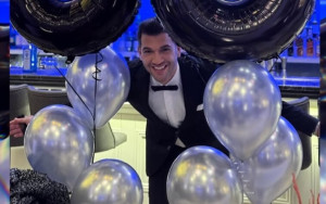 Μάνος Ιωάννου: Γιόρτασε τα γενέθλιά του όπως μόνο εκείνος ξέρει, με guest τον Πέτρο Φιλιππίδη