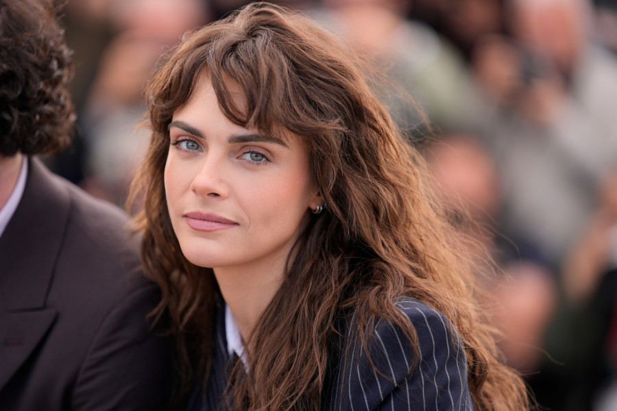 Η Cara Delevingne υιοθέτησε τη φράντζα που λατρεύουν οι Γαλλίδες αυτή την άνοιξη