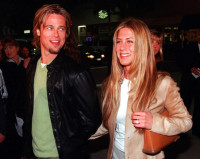 Όταν η ΑΙ έχει κέφια: Πώς θα έδειχναν ο Brad Pitt και η Jennifer Aniston αν ήταν ένα άσημο ζευγάρι σε ελληνικό χωριό;