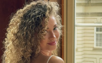 Lip &amp; Cheek Tints: Γιατί αυτά τα υβριδικά προϊόντα μακιγιάζ γίνονται τα πιο περιζήτητα του καλοκαιριού
