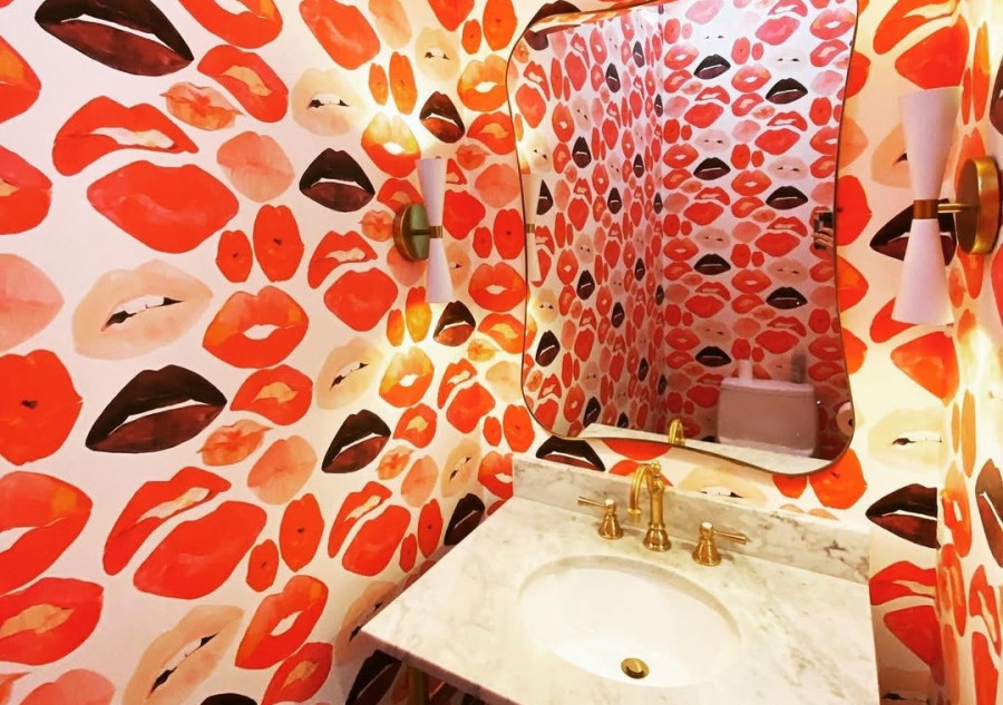 Deco inspo: Πώς η ταπετσαρία μπορεί να δώσει χαρακτήρα στο μπάνιο σου