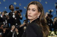 Η Hailey Bieber και η Courteney Cox λατρεύουν αυτό το concealer με λαμπερό φινίρισμα