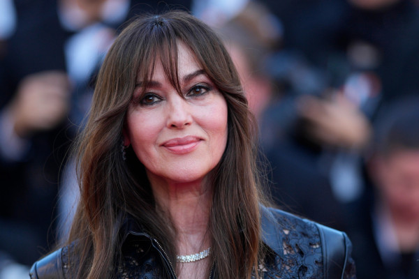 Η Monica Bellucci «μάγεψε» τις Κάννες με το iconic goth-glam στιλ της