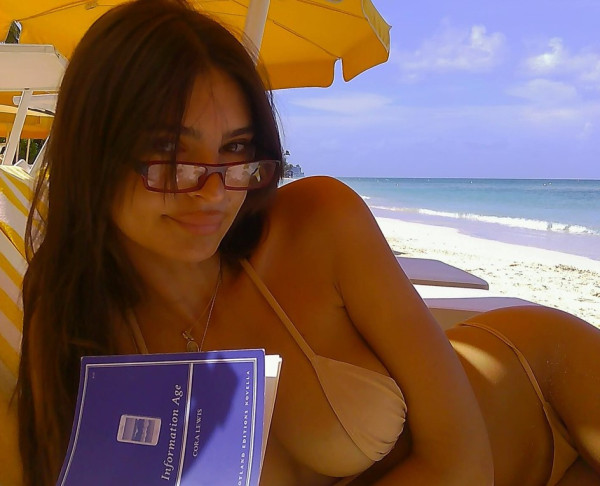Η Emily Ratajkowski φόρεσε τόσα πολλά micro bikinis το τριήμερο της Labor Day