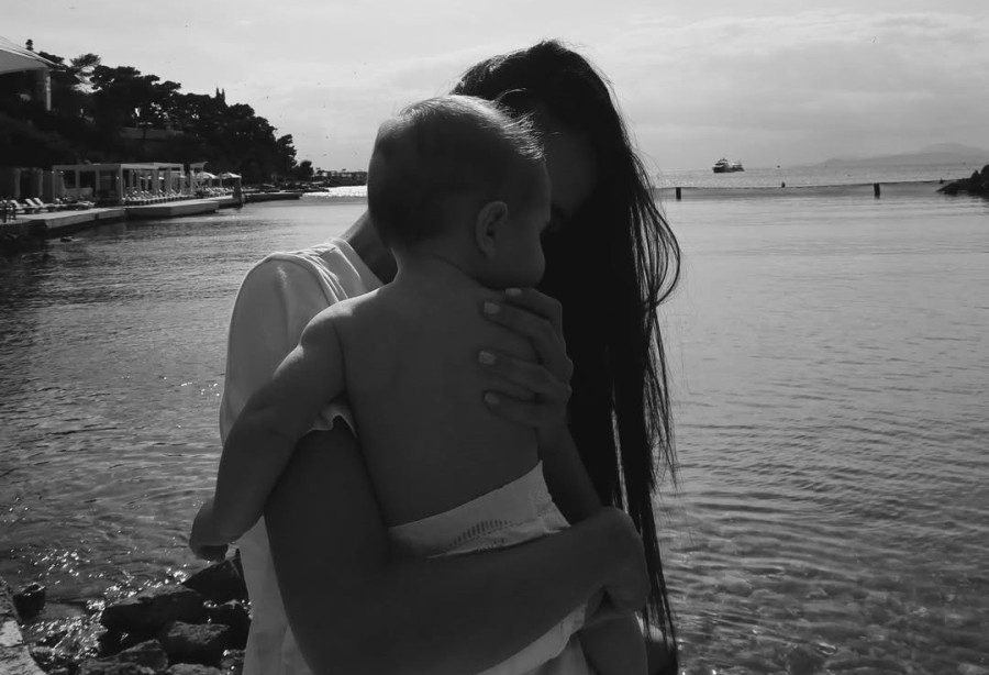 Αλεξάνδρα Νίκα: Ετοιμάζεται για το πρώτο πάρτι του γιου της και κοιτάζει très chic τούρτες