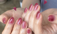 Grape Peel Nails: Η τάση από την Κορέα που υπόσχεται λαμπερά και διάφανα νύχια