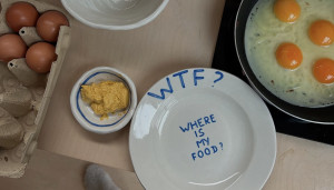 Για ένα τραπέζι που ξεχωρίζει, υιοθετήστε την τάση με τα πιάτα που αναγράφουν μηνύματα