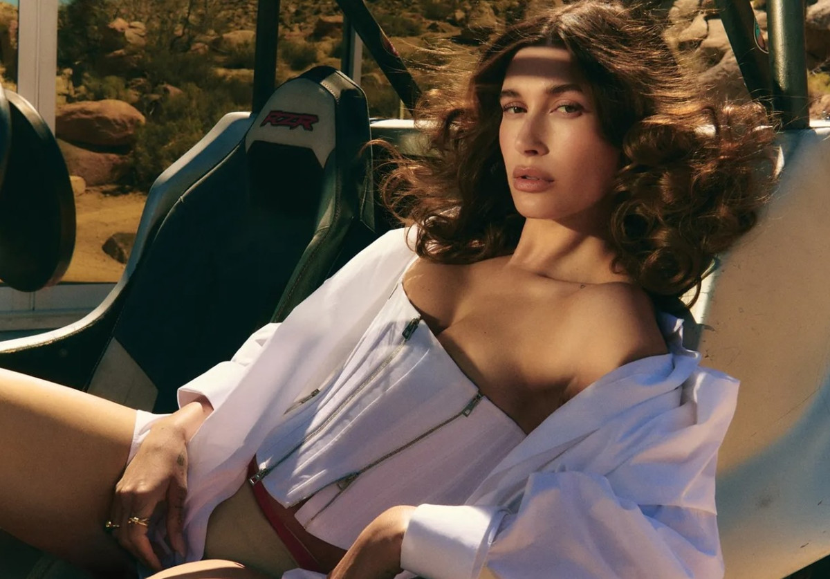 Hailey Bieber: Το teeny σορτσάκι &amp; το διάφανο τοπ της έκρυβαν ένα κομψό tribute στον Justin