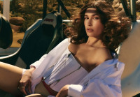 Hailey Bieber: Το teeny σορτσάκι &amp; το διάφανο τοπ της έκρυβαν ένα κομψό tribute στον Justin