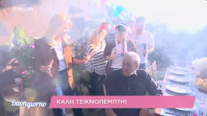 Τσικνοπέμπτη: Στρατηγική θέση δίπλα στην ψησταριά πήρε ο «σκίστης κρεάτων» Μικρούτσικος