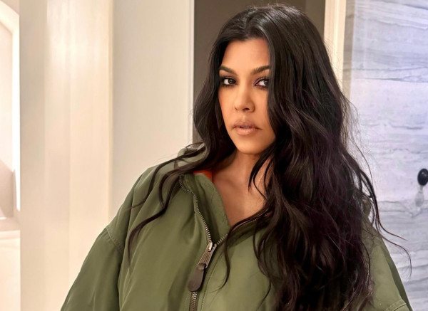 Πρόσθεσε τα soft sunset nails της Kourtney Kardashian στο ανοιξιάτικο mood board σου