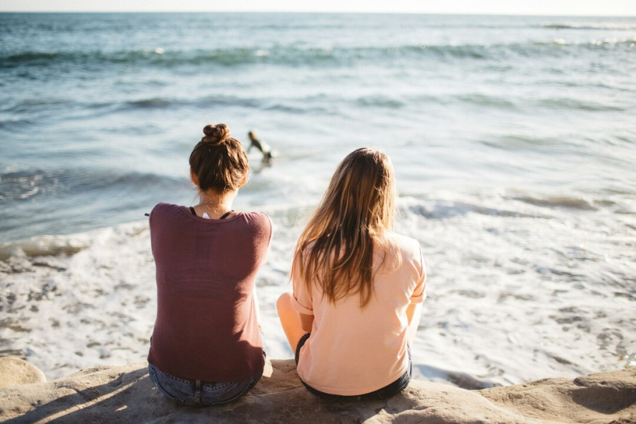 Friendship burnout: Η τάση που εξηγεί γιατί δεν θέλεις να βγεις ούτε με τους φίλους σου