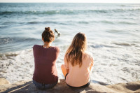 Friendship burnout: Η τάση που εξηγεί γιατί δεν θέλεις να βγεις ούτε με τους φίλους σου