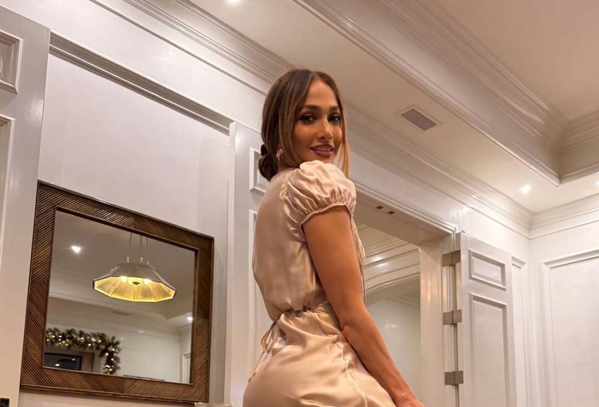 Jennifer Lopez: Φόρεσε ποδιά, μπήκε στην κουζίνα και έψησε μια γαλοπούλα… σχεδόν στο μπόι της για το Thanksgiving