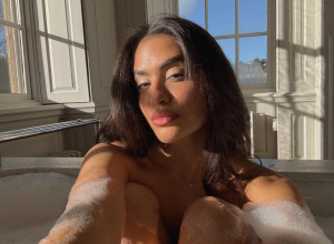 3 απροσδόκητα οφέλη αυτού του beauty ritual για το τριχωτό της κεφαλής