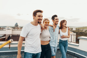 Νιώθεις μοναξιά μέσα στην παρέα σου; Οι 5+1 λόγοι που δεν είναι καθόλου τυχαίοι