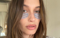 Τα peptide-packed eye patches της Rhode είναι σίγουρο πως θα γίνουν «It» girl essential