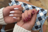 Τα "Wrapping Paper Nails" είναι η πιο φορετή γιορτινή τάση στα νύχια στο TikTok