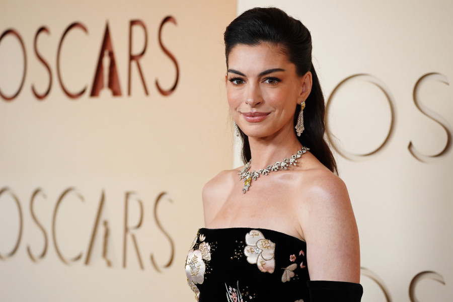 Αυτό το χτένισμα της Anne Hathaway δημιουργεί αποτέλεσμα lifting μέσα σε δευτερόλεπτα