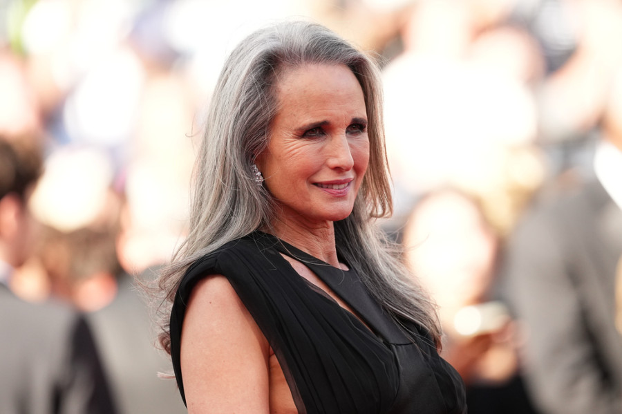 Στις Κάννες, η Andie MacDowell επιβεβαιώνει ότι αυτό το χτένισμα είναι ιδανικό για να αναδείξει τα γκρίζα μαλλιά