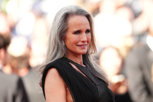 Στις Κάννες, η Andie MacDowell επιβεβαιώνει ότι αυτό το χτένισμα είναι ιδανικό για να αναδείξει τα γκρίζα μαλλιά