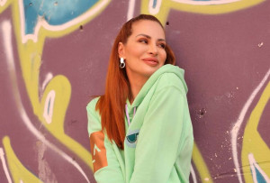 Μαρία Καλάβρια: Δεν ανήκει στο στερεότυπο της «κλασικής μαμάς» και παραδέχεται ότι ζητάει τάπερ από τη μαμά της