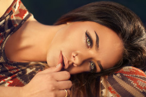Bronzer ή blush πριν βάλεις concealer; Το makeup hack που φωτίζει τα μάτια σου