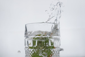 Okra water: Αυτό το detox ρόφημα υπόσχεται ενυδάτωση της επιδερμίδας και καταπολέμηση των ατελειών