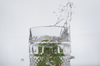 Okra water: Αυτό το detox ρόφημα υπόσχεται ενυδάτωση της επιδερμίδας και καταπολέμηση των ατελειών