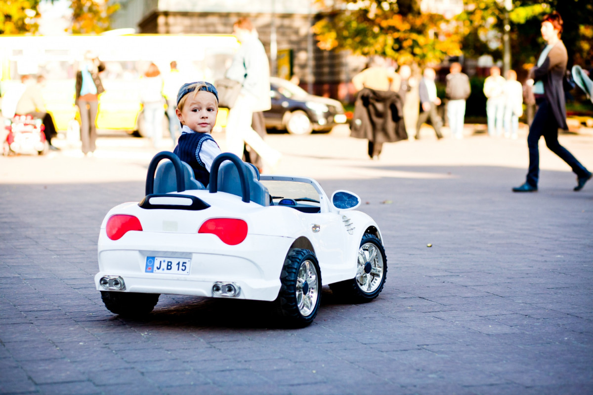 Νήπιο μπήκε σε λεωφόρο με το toy car του! Fast and furious kids edition