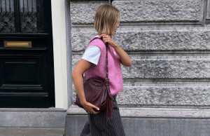 Η κομψή και εύκολη στο styling απόχρωση που θα εκθρονίσει το μαύρο από τα αξεσουάρ μας αυτό το φθινόπωρο