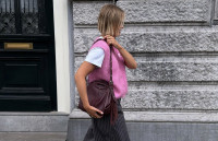 Η κομψή και εύκολη στο styling απόχρωση που θα εκθρονίσει το μαύρο από τα αξεσουάρ μας αυτό το φθινόπωρο