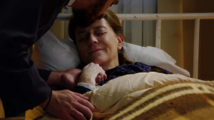 Άγιος Έρωτας: Η Πετρούλα αφήνει την τελευταία της πνοή στα χέρια του γιου της