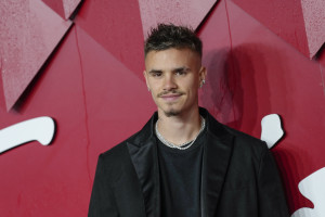 Μακριά από τις οικογενειακές εντάσεις, ο Romeo Beckham περπατά στην πασαρέλα για τη Burberry