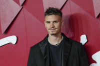 Μακριά από τις οικογενειακές εντάσεις, ο Romeo Beckham περπατά στην πασαρέλα για τη Burberry