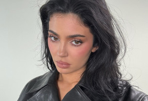 Η Kylie Jenner λέει ότι οι γιορτές είναι η ιδανική εποχή για… naked dressing