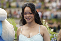 Η Rihanna επαναφέρει αυτό το old-fashioned jewelry trend