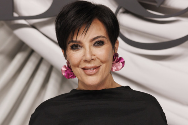 Η Kris Jenner είναι αγνώριστη με mod bob και αφέλειες