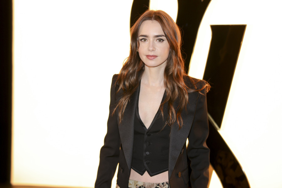Η Lily Collins έκοψε καρέ για το promotion του Emily in Paris (και είναι απίστευτα κομψό)