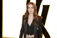 Η Lily Collins έκοψε καρέ για το promotion του Emily in Paris (και είναι απίστευτα κομψό)