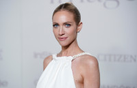 Η Brittany Snow σε ρόλο Old Hollywood Diva με πέρλες και κομψό κότσο