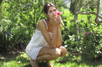 Με λευκό μίνι φόρεμα, η Kaia Gerber επιβεβαιώνει ότι αυτό το κλασικό κομμάτι εμπνευσμένο από την Jane Birkin είναι απαραίτητο για το καλοκαίρι