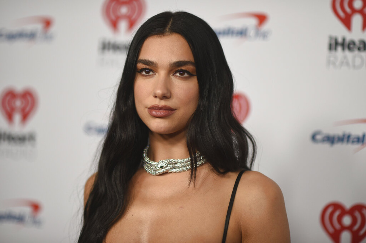 Η Dua Lipa με αποκαλυπτικό φόρεμα &amp; δερμάτινο bra top