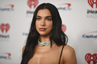 Η Dua Lipa με αποκαλυπτικό φόρεμα &amp; δερμάτινο bra top